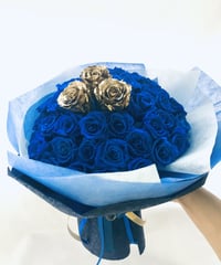 プリザーブドフラワー青と白の11 輪の薔薇にかすみ草とリボンを