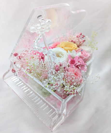 【プリザーブドフラワー／グランドピアノシリーズ】白い薔薇とミニ薔薇と小花のフラワーピアノ/フラワーケースリボンラッピング付き