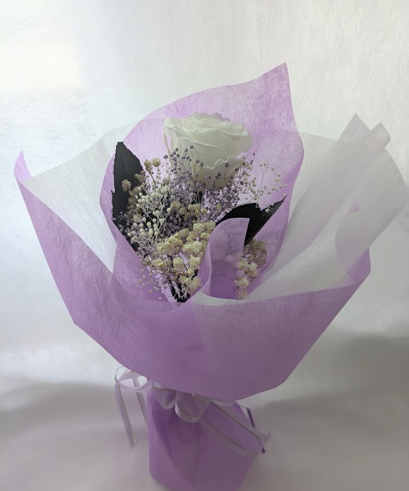 プリザーブドフラワー／大輪の白薔薇と白とパープルかすみ草のふんわり