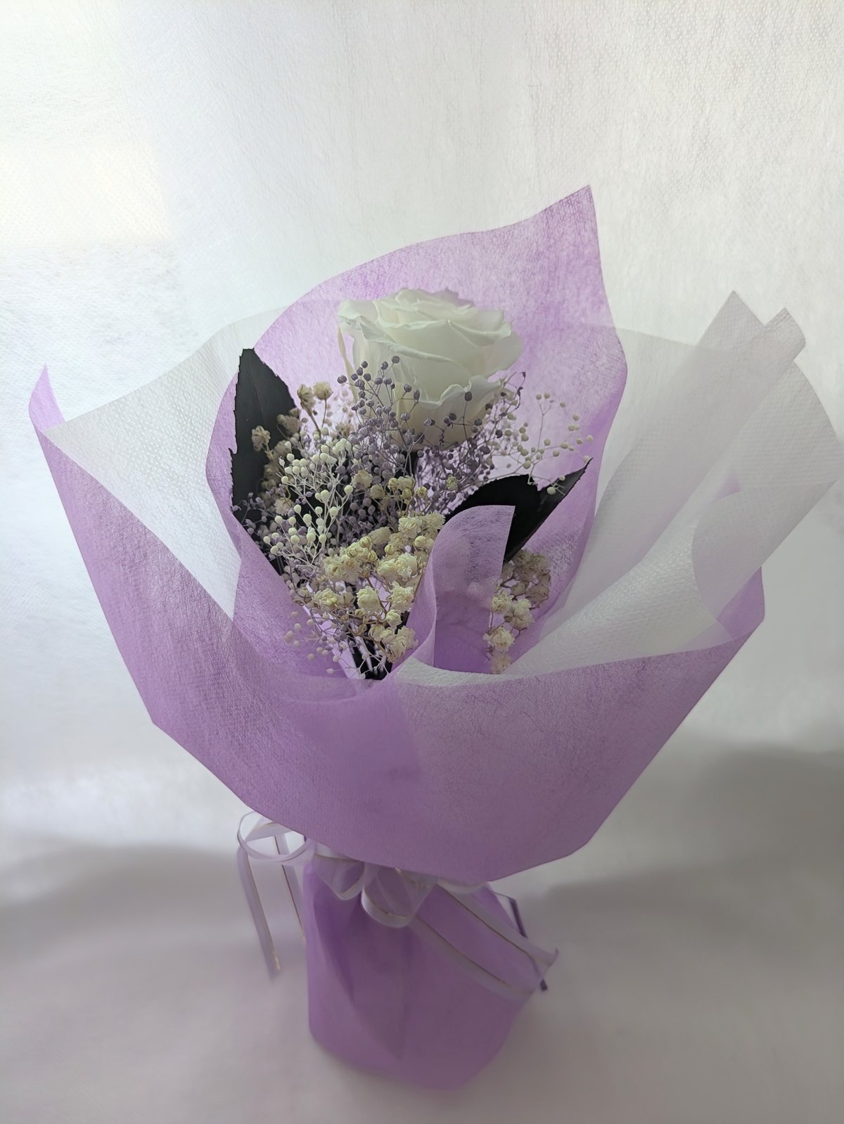 プリザーブドフラワー／大輪の白薔薇と白とパープルかすみ草のふんわり
