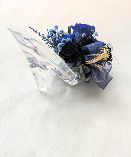プリザーブドフラワーガラスの靴アレンジ／青い薔薇と黒薔薇の魔法にかかる靴