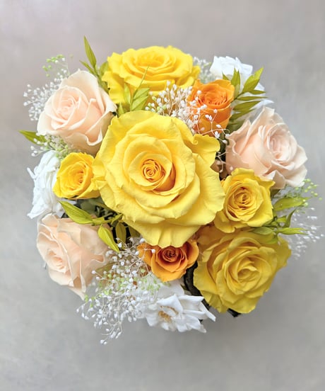 プリザーブドフラワー/レモンイエローとオレンジ、白の薔薇とかすみ草アレンジ（フラワーケースリボンラッピングつき）