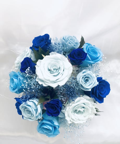 プリザーブドフラワーブルーローズの奇跡と祝福／ 陶器花器アレンジ／フラワーケース付き