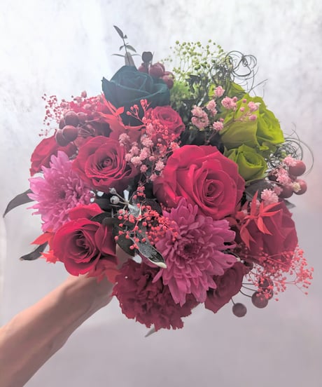 プリザーブドフラワー赤とグリーンローズと小花の花束／情熱とやすらぎの22輪使用