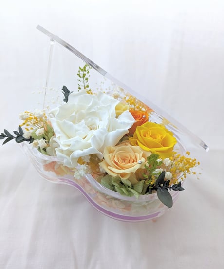 リザーブドフラワーピアノアレンジ／クチナシと薔薇と小花の優しい音色（フラワーケース付き）
