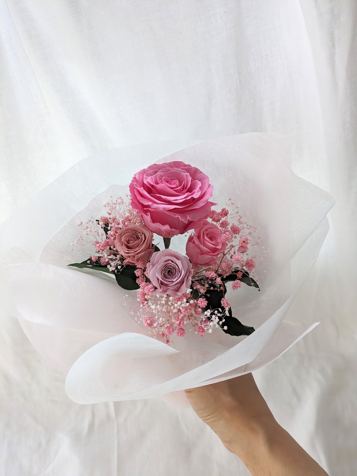 プリザーブドフラワー／大輪のピンクの薔薇とミニ薔薇とかすみ草の