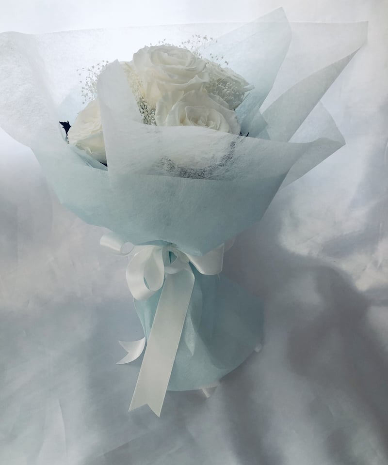 プリザーブドフラワー大輪の白薔薇とかすみ草の花束】 | 世都華