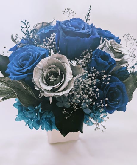 青い薔薇とシルバーローズアレンジ/プリザーブドフラワー夜空の輝き（フラワーケースリボンラッピング付き）