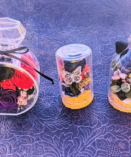 プリザーブドフラワー黒薔薇の魔法発動中シリーズ／薔薇とかすみ草の香水瓶フラワーギフト