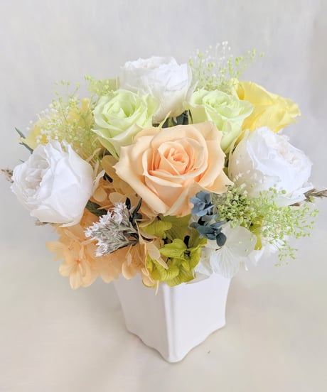 プリザーブドフラワー／ふんわりと明るく優しい薔薇たちの白い陶器アレンジ（フラワーケースリボンラッピング）