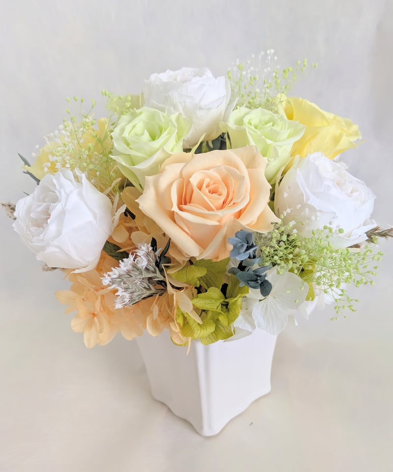 プリザーブドフラワー／ふんわりと明るく優しい薔薇たちの白い陶器