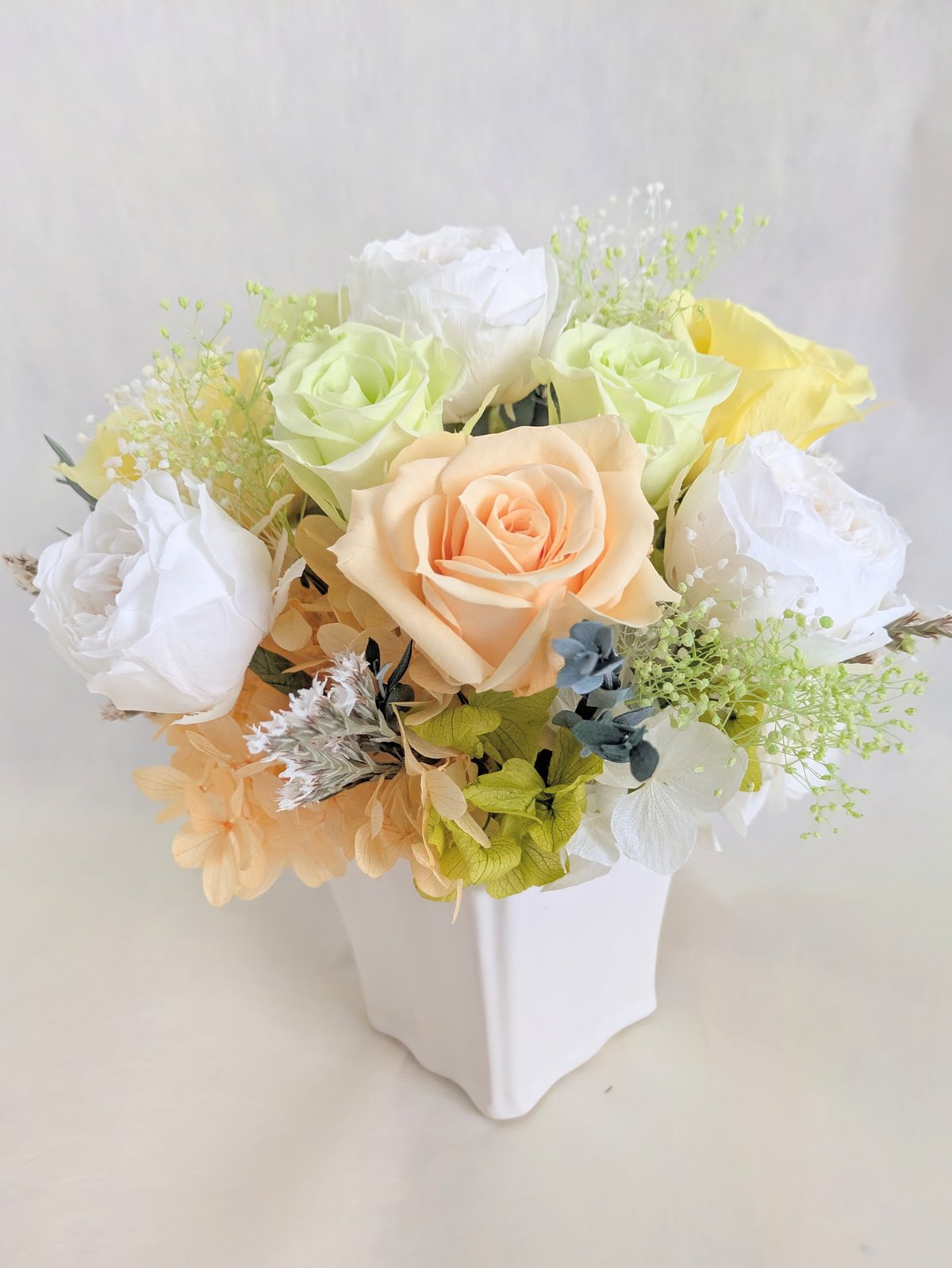 プリザーブドフラワー／ふんわりと明るく優しい薔薇たちの白い陶器