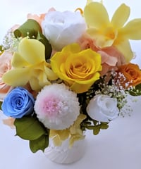 【プリザーブドフラワーアレンジ/薔薇とポンポンマム・デンファレの花畑／フラワーケース付き】