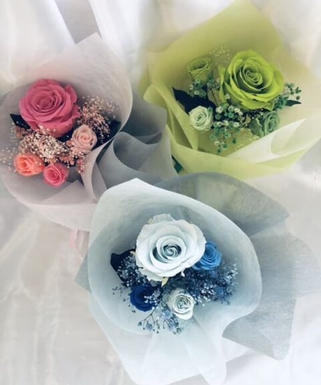 ベビーブルーローズとミニ薔薇とかすみ草のふんわり花束（プリザーブドフラワー）