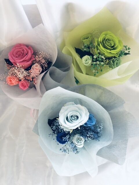 ベビーブルーローズとミニ薔薇とかすみ草のふんわり花束（プリザーブド