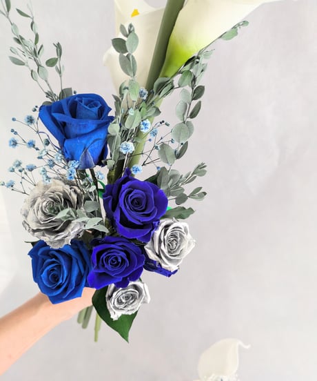 プリザーブドフラワーカラーと青い薔薇のクラッチブーケ(カラーのみ造花)ウエディング