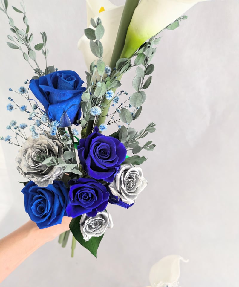 プリザーブドフラワーカラーと青い薔薇のクラッチブーケ(カラーのみ