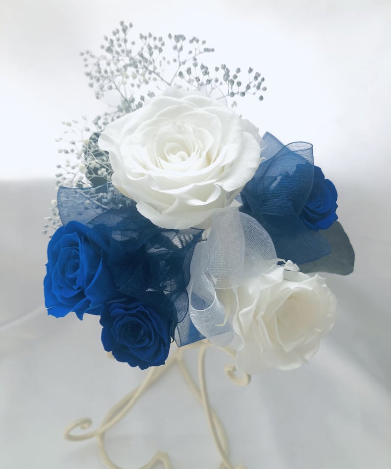 プリザーブドフラワー青と白薔薇のふんわり花束 | 世都華