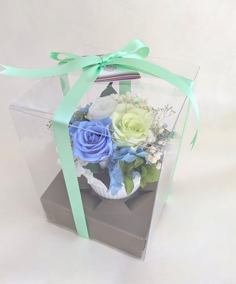 プリザーブドフラワー／3色の薔薇と小花の白い陶器のミニアレンジ【フラワーケースリボンラッピング付き】