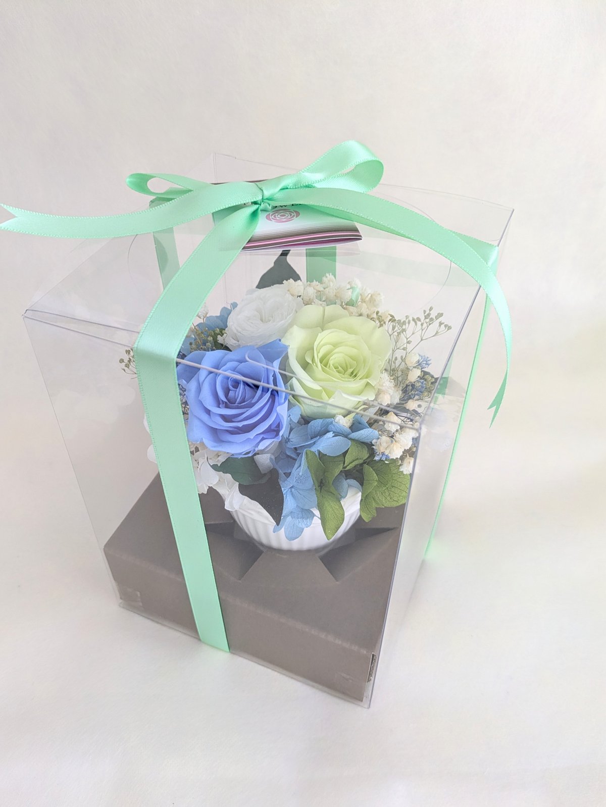 プリザーブドフラワー／3色の薔薇と小花の白い陶器のミニアレンジ