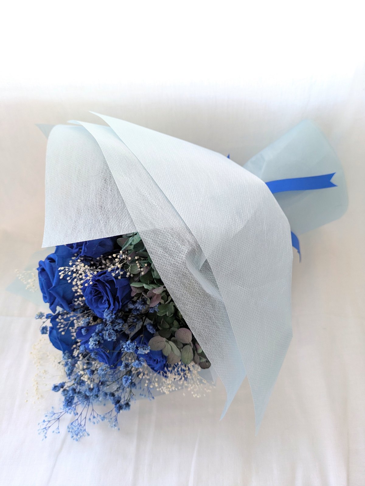 プリザーブドフラワーブルーローズとかすみ草の花束（花束ラッピング
