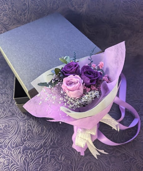 プリザーブドフラワー／魔法界からの魔法発動中シリーズ／紫のミニ薔薇と小花の花束BOX