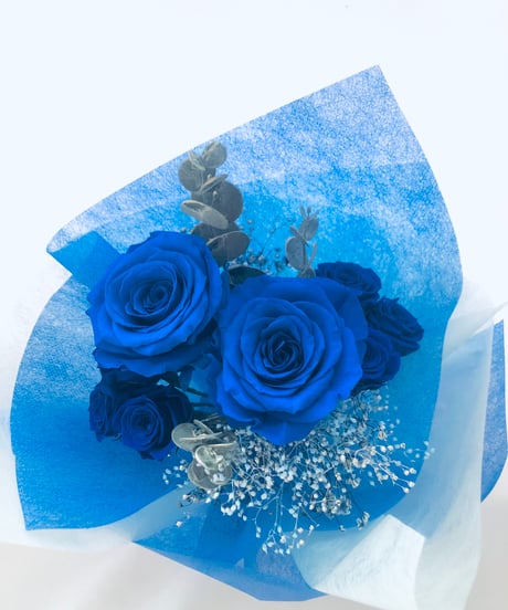 プリザーブドフラワー大輪の青い薔薇とミニ薔薇とかすみ草のふんわり花束8本タイプ（花束ラッピング）