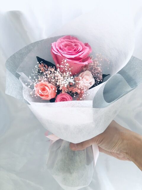 ピンクローズとミニ薔薇とかすみ草のふんわり花束（プリザーブド