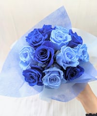 青とブルーの2色の薔薇13輪の花束薔薇のみ／プリザーブドフラワー（花束の高さをおさえたコンパクトサイズ）