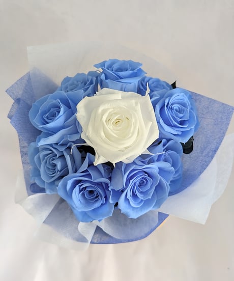 プリザーブドフラワ／空色に染まったブルーローズと白い薔薇の10輪花束／コンパクトサイズ