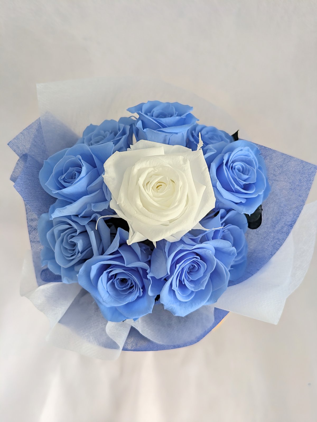 プリザーブドフラワ／空色に染まったブルーローズと白い薔薇の10輪花束