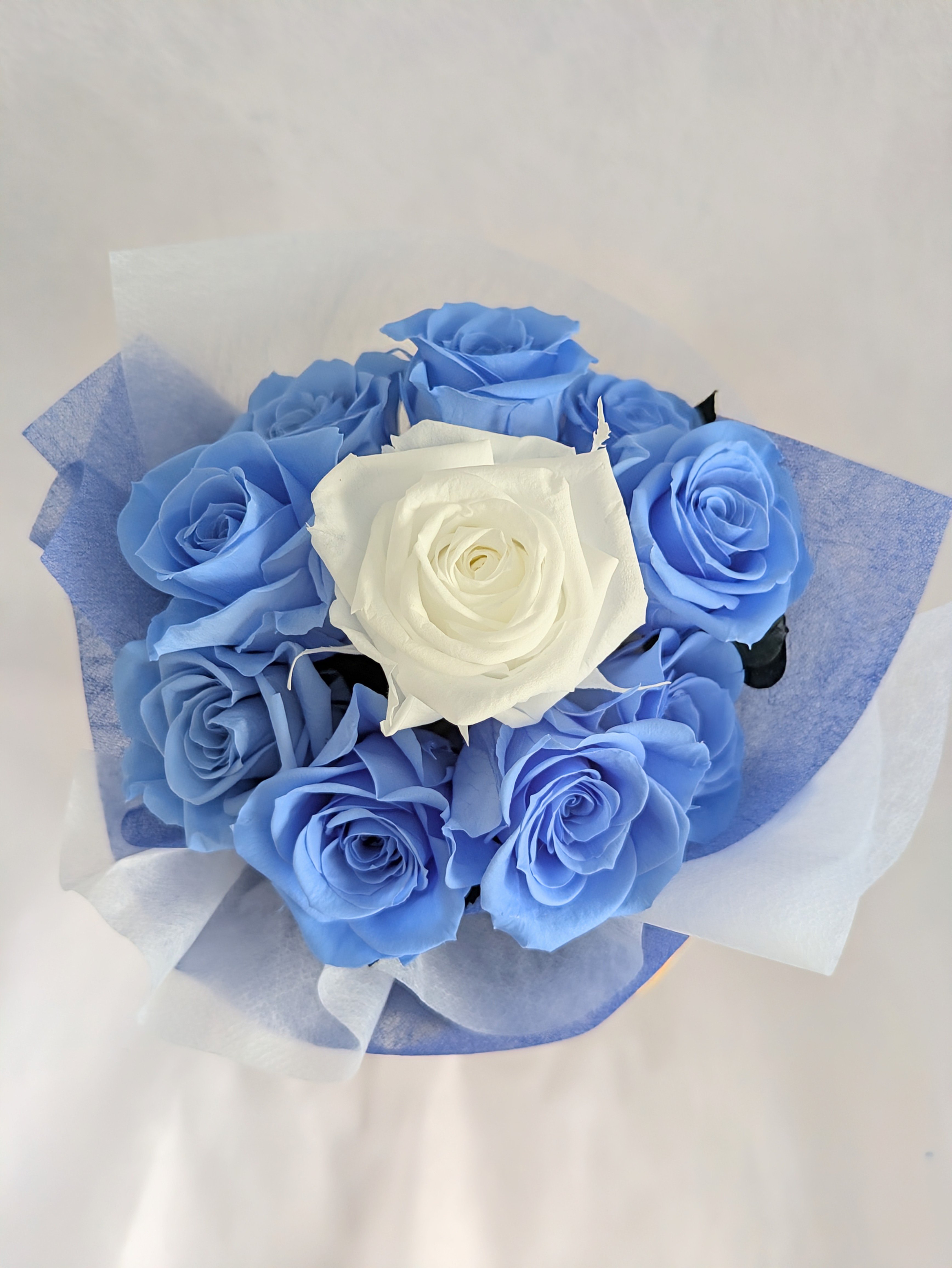 プリザーブドフラワ／空色に染まったブルーローズと白い薔薇の10輪花束