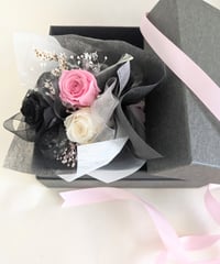 プリザーブドフラワー／花束ボックス／3色のミニ薔薇紫と小花のミニ花束 ピンク／光彩陸離