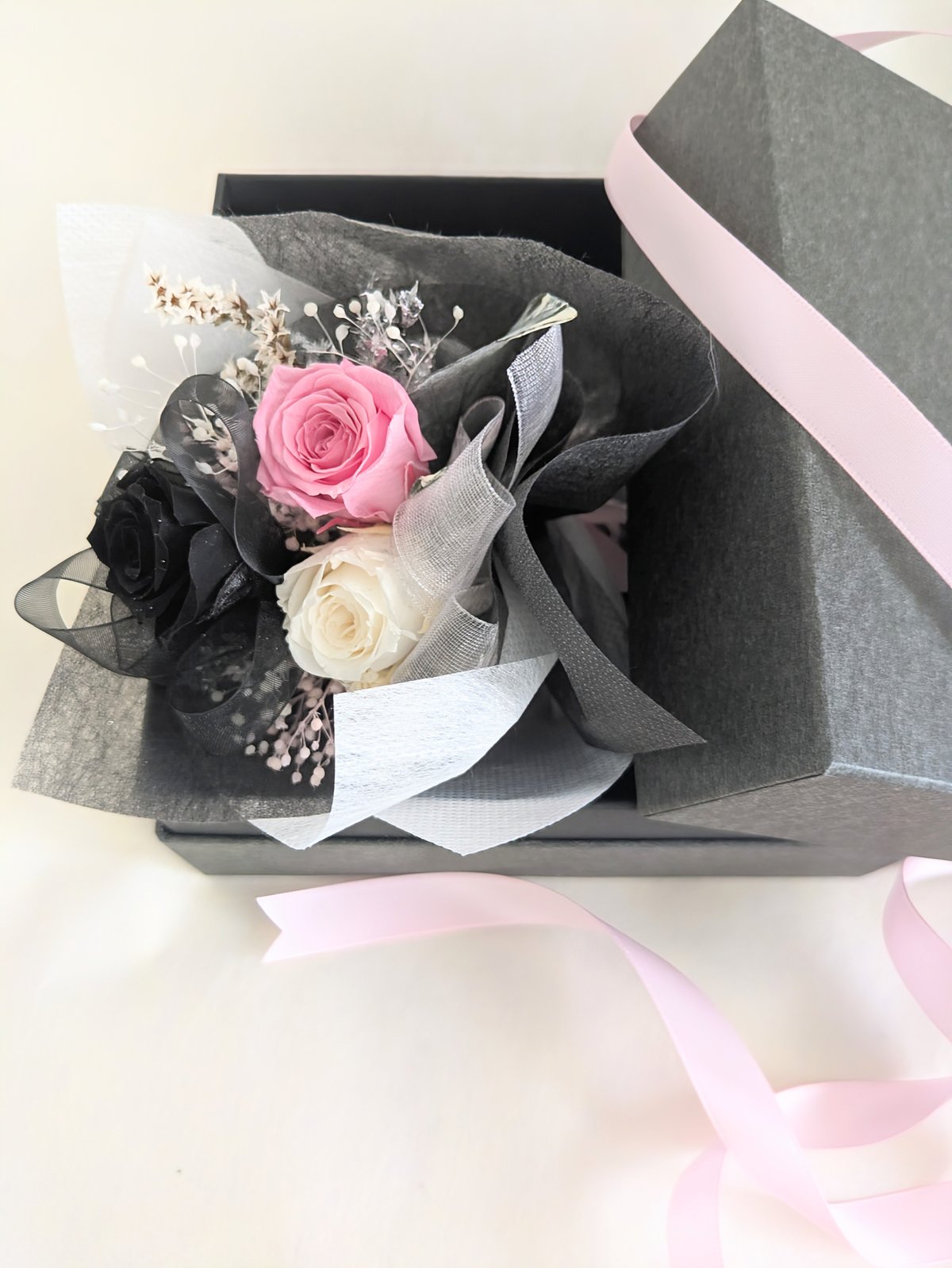 プリザーブドフラワー／花束ボックス／3色のミニ薔薇紫と小花のミニ
