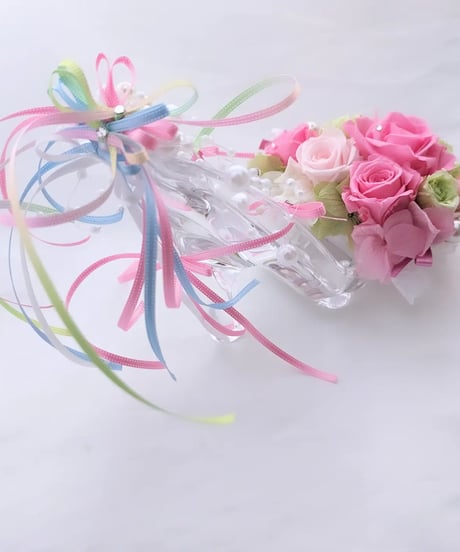 【プリザーブドフラワー／ガラスの靴】優しいピンクの薔薇とリボンやビーズをガラスの靴にいっぱい飾って