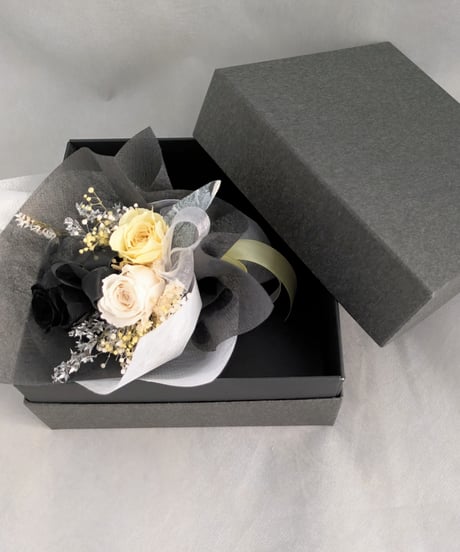プリザーブドフラワー／花束ボックス-／3色のミニ薔薇紫と小花のミニ花束 パステルイエロー☆光彩陸離