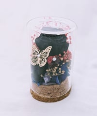 プリザーブドフラワー黒薔薇の魔法発動中シリーズ／黒薔薇と蝶々の赤いハートの魔法／ミニガラスボトル