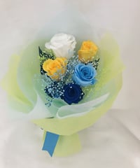 プリザーブドフラワー3色の薔薇とかすみ草の花束（花束ラッピングでお届け）