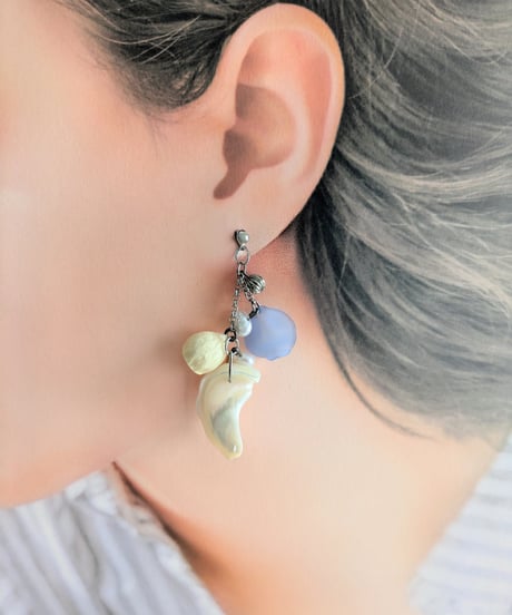 自然素材アクセサリー／木の実とシェルのアシンメトリーピアス／イヤリングに変更可金属アレルギー対応（天然素材アクセサリー両耳用）