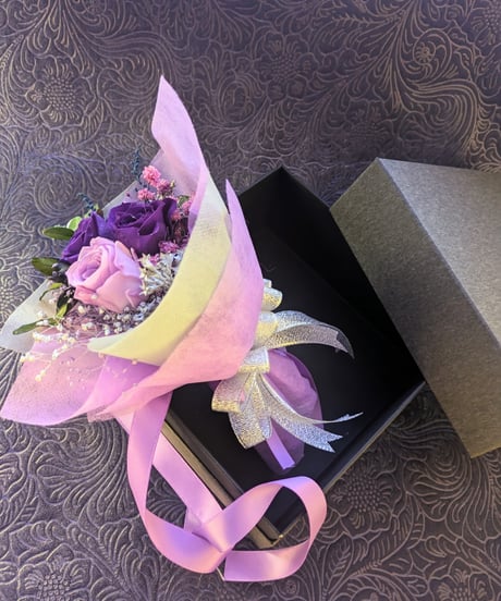 プリザーブドフラワー／魔法界からの魔法発動中シリーズ／紫のミニ薔薇と小花の花束BOX