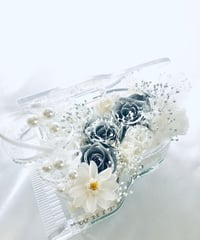 【プリザーブドフラワー／グランドピアノシリーズ】シルバーローズの輝きと白い花たちの美しくピュアな音色
