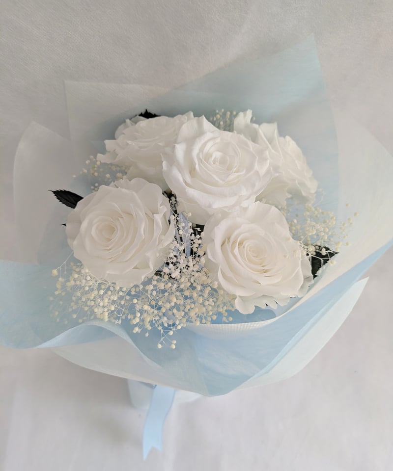 プリザーブドフラワー大輪の白薔薇5輪とかすみ草の花束】純白の薔薇