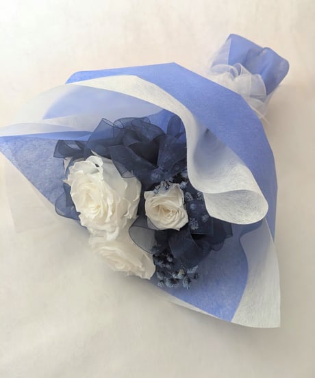 プリザーブドフラワー/白い薔薇5輪とたっぷりブルーオーガンジーリボンのふんわり花束（花束ラッピング）