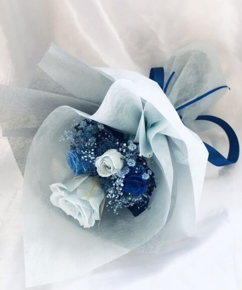 ベビーブルーローズとミニ薔薇とかすみ草のふんわり花束（プリザーブド