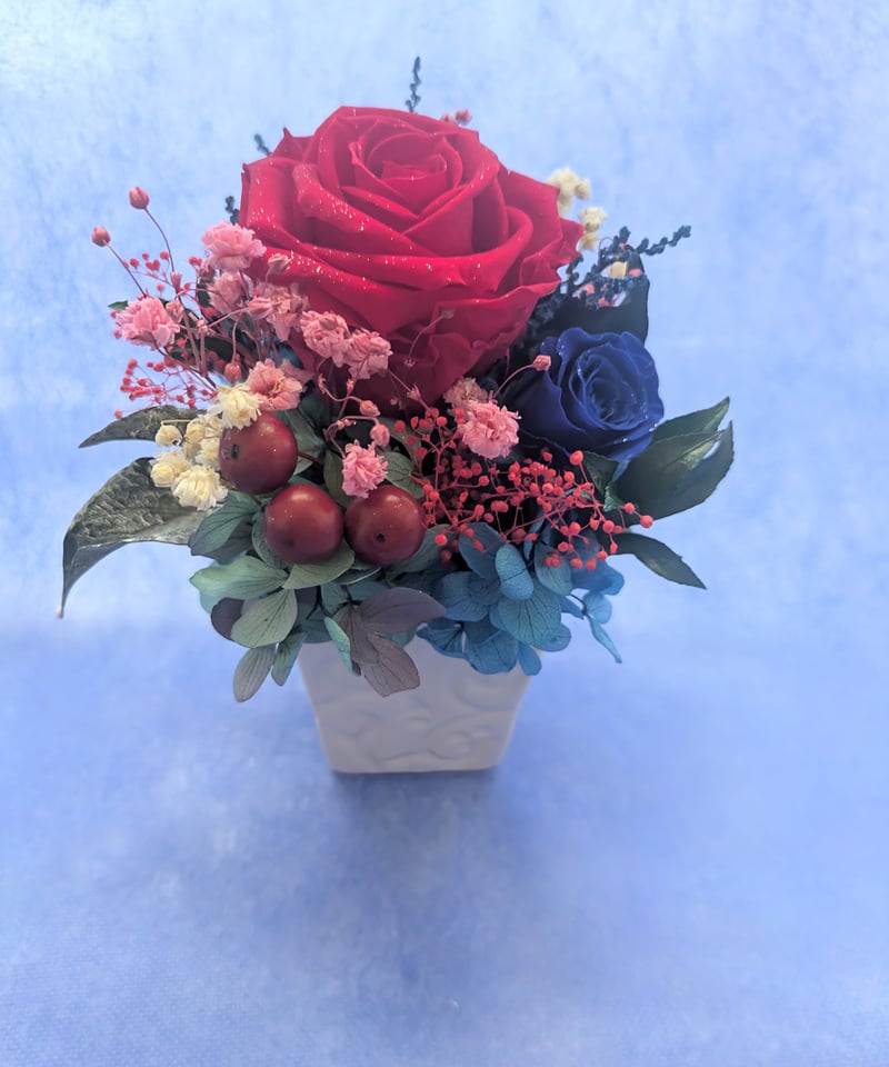 プリザーブドフラワー／大輪の赤い薔薇と青い薔薇の白い花器アレンジ