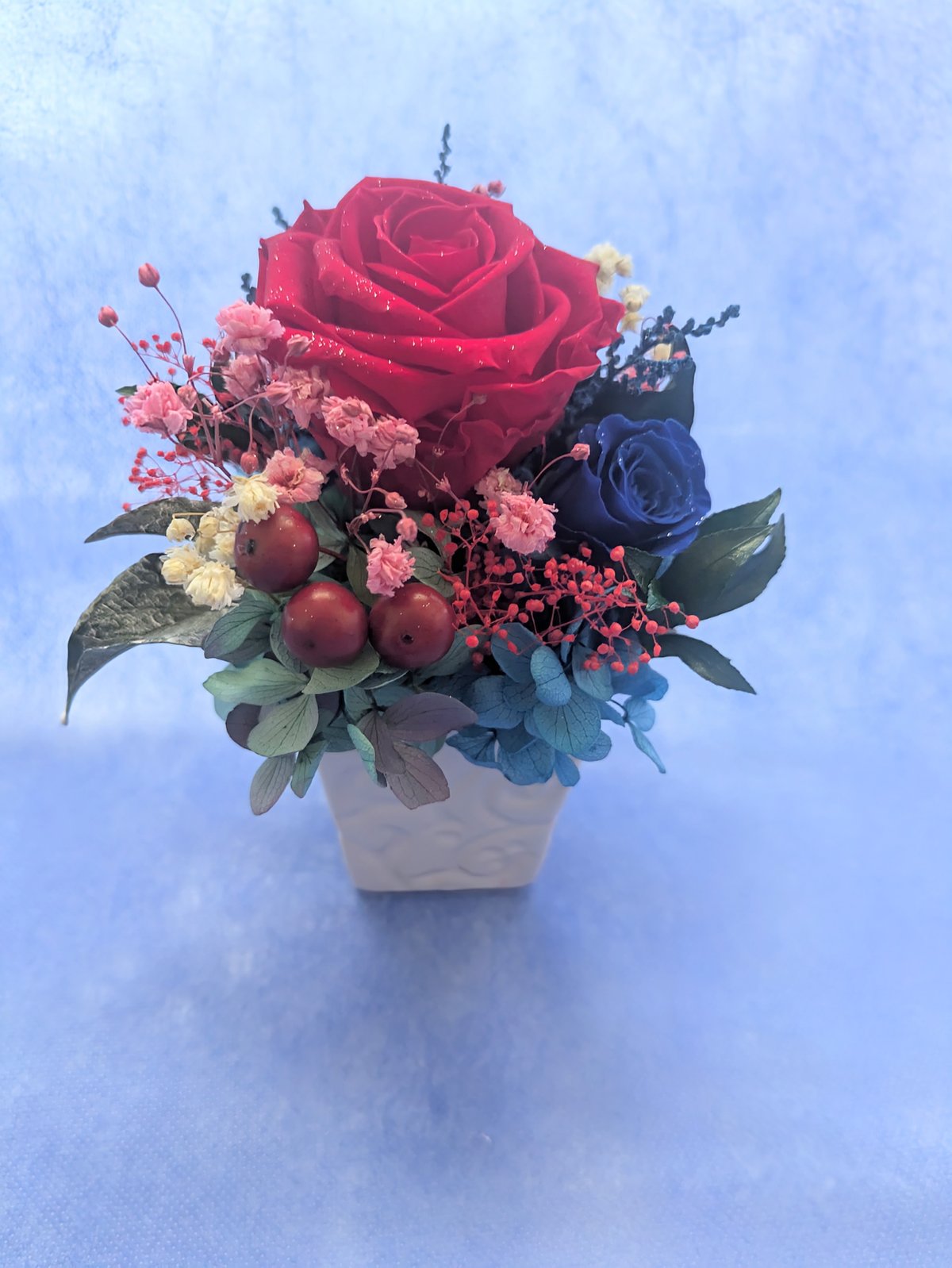プリザーブドフラワー／大輪の赤い薔薇と青い薔薇の白い花器アレンジ
