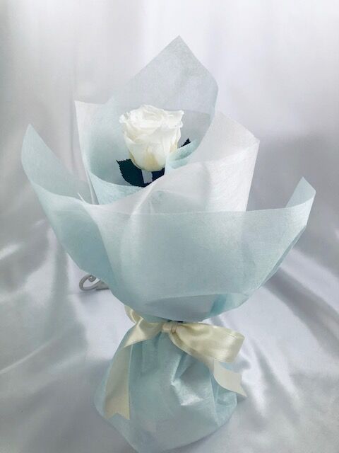 プリザーブドフラワー白いバラの花束 ☆ プリザーブドフラワー／白薔薇のふんわり一輪ラッピング】 | 世都華
