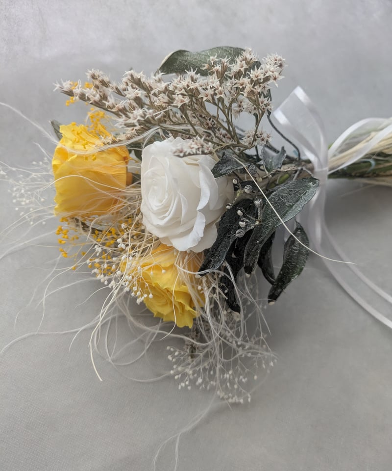 プリザーブドフラワー／大輪イエローホワイトローズと小花の花束柔らか