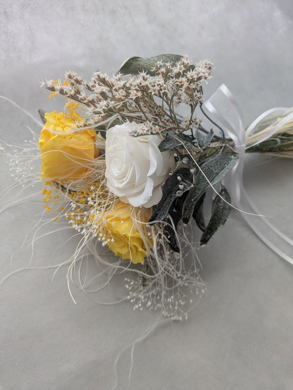 プリザーブドフラワー／大輪イエローホワイトローズと小花の花束柔らか