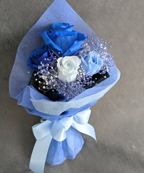 プリザーブドフラワー／青い薔薇とミニ薔薇とかすみ草花束／そのまま飾れるクリアケース入り花束